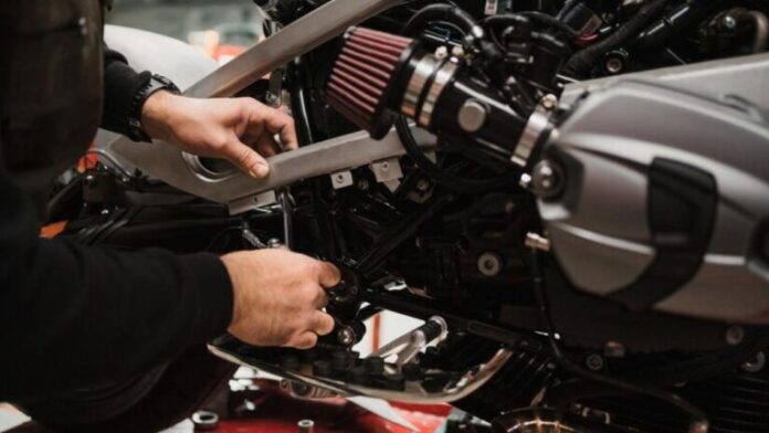 Knowing how to start your motorcycle manually helps with maintenance. The VStar 1600 engine may be manually started.